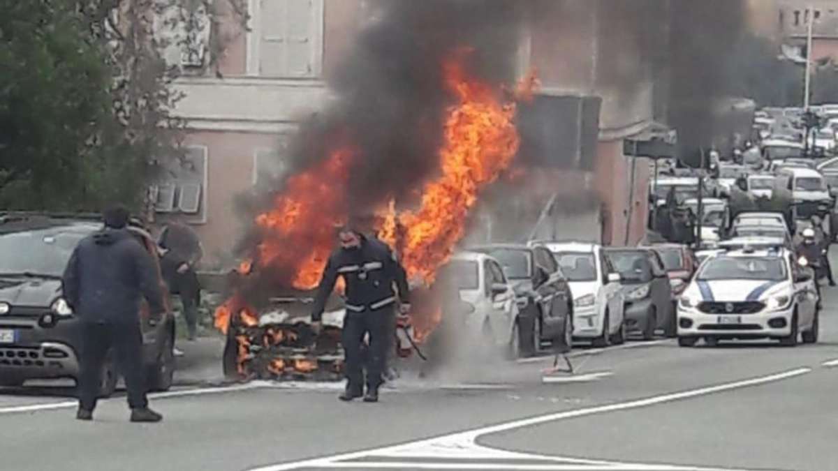 Macchina prende fuoco in corso europa