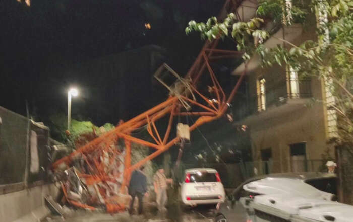 crolla gru in via domenico chiodo a genova